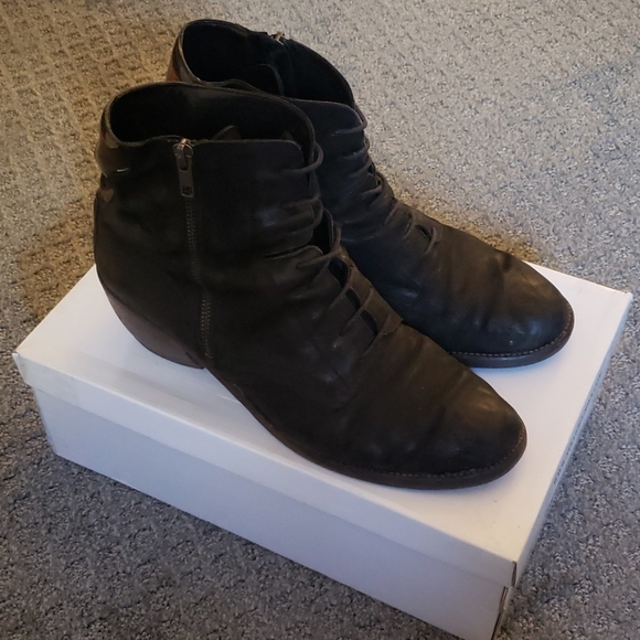 LD Tuttle Boots - Picture 1 of 3